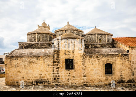Agia Paraskevi alte Stein mit Kuppeln und Glockenturm byzantinische Kirche in Geroskipou Dorf, Zypern Stockfoto