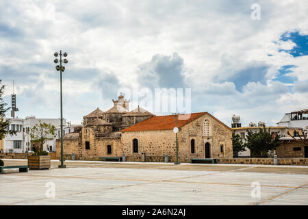 Agia Paraskevi alte Stein mit Kuppeln und Glockenturm byzantinische Kirche auf dem zentralen Platz von Geroskipou Dorf, Zypern Stockfoto
