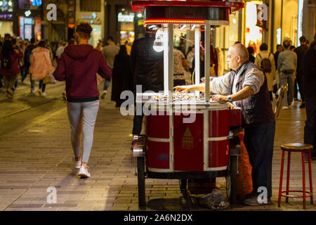 Beyoglu, Taksim, Istanbul/Türkei - 09 Oktober 2019: Kastanie Verkäufer in Beyoglu Istiklal Straße bei Nacht Stockfoto