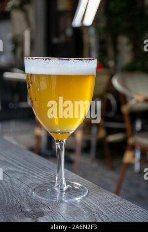 Berühmten belgischen Bier draußen serviert in kleinen alten Cafe in speziellen belgisches Bier Glas in der Sonne leuchtet Stockfoto