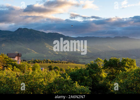 Landschaft mit Berg und Tal in der Nähe des Ätna in weichen Morgen sunlights auf Sizilien Insel, im Süden von Italien, Reiseziel Stockfoto