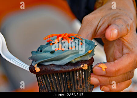 Emporia, Kansas, USA, Oktober 26, 2019 Tag der Toten (Dia de los Muertos) Feier in Emporia heute statt. Cupcake mit Spinne Dekoration auf die Oberseite an einem der Stände bei der Feier Stockfoto