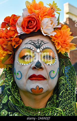 Emporia, Kansas, USA, Oktober 26, 2019 Tag der Toten (Dia de los Muertos) Feier in Emporia heute statt. Frauen mit verschiedenen Stilen von Calavera Catrina Gesicht machen Sie sich noch heute bei der Feier Stockfoto