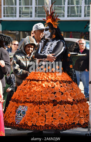 Emporia, Kansas, USA, Oktober 26, 2019 Tag der Toten (Dia de los Muertos) Feier in Emporia heute statt. Frau gekleidet im Stil eines La Calavera Catrina Outfit heute vor dem Tanzen an der Feier Stockfoto