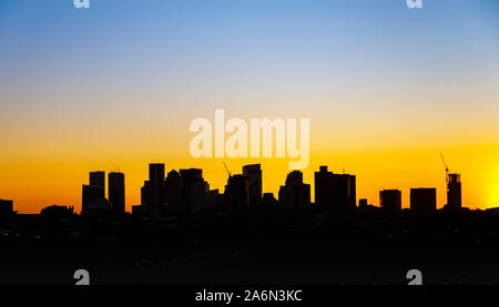 Sonnenuntergang über Wolkenkratzer auf die moderne Skyline der Innenstadt von Boston, Massachusetts, New England, USA gesehen vom Internationalen Flughafen Logan Stockfoto
