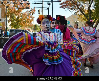 Emporia, Kansas, USA, Oktober 26, 2019 Tag der Toten (Dia de los Muertos) Feier in Emporia heute statt. Frauen von heute tanzen während der Festlichkeiten. Stockfoto