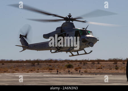 Ein U.S. Marine Corps UH-1Y Venom Hubschrauber, die US Marine Corps Generalleutnant Brian Beaudreault, II Marine Expeditionary Force kommandierender General, und Generalmajor David Furness, 2nd Marine Division (2d MARDIV) kommandierender General, landet auf der strategischen Expeditionary Landeplatz auf der Marine Corps Air Ground Combat Center, Twentynine Palms, Kalifornien, Okt. 25, 2019. Beaudreault besucht 2d MARDIV in Twentynine Palms, um seine Unterstützung für die Marines die Teilnahme an magtf Warfighting Übung (Mwx) 1-20 zu zeigen. MWX eingestellt ist größte Übung der Division in Jahrzehnten zu sein. (U.S. Marine Corps ph Stockfoto