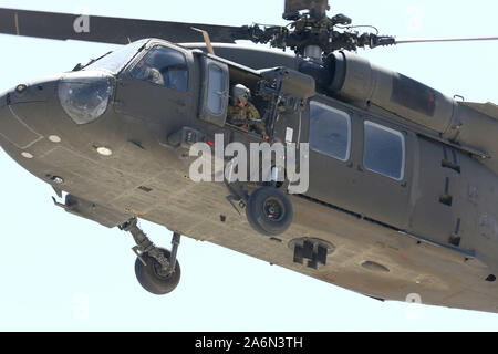 Ein UH-60 Blackhawk Hubschrauber zur Bekämpfung Aviation Brigade zugeordnet, 1. Panzerdivision, gegründet aus Fort Bliss, Texas, bereitet an einem entfernten Militärstützpunkt im südöstlichen Afghanistan zu landen, 31. Juli 2019. Das Bügeleisen Adler haben für Afghanische und Koalitionspartner über Afghanistan vital Air Support als Teil ihrer neunmonatigen Einsatz unterstützende Funktionen, die die Freiheit des Sentinel und entschlossene Unterstützung. Stockfoto