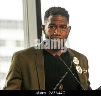 New York, NY - 27. Oktober 2019: New York City Public Advocate Jumaane Williams spricht bei Wegmans öffnung Tag Feier am Brooklyn Navy Yard Stockfoto