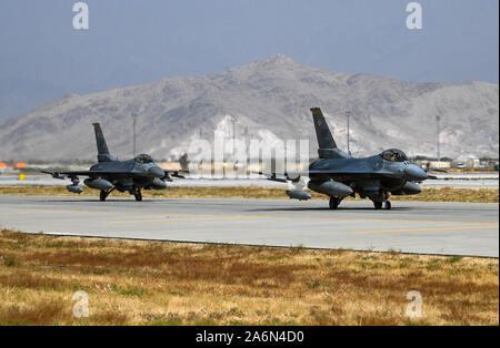 Us Air Force F-16 Fighting Falcons aus der 79th Fighter Squadron bei Shaw Air Force Base, S.C., Ankunft am Flughafen Bagram, Afghanistan, Okt. 26, 2019. Während die 455th Air Expeditionary Wing in Bagram, der F-16 s helfen wird entscheidende Airpower durch das US Central Command Verantwortungsbereich zugeordnet. Die airpower die Flügel bietet stellt sicher, dass die NATO-Streitkräfte auf ihre Mission zu trainieren, beraten und unterstützen konzentrieren können. (U.S. Air Force Foto: Staff Sgt. Matthäus Lotz) Stockfoto