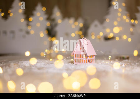 Die dekorativen Weihnachts-themed Figuren. Kleines Spielzeug Haus, Weihnachten Märchen. Weihnachtsdekoration. Festliches Dekor, warme Bokeh leuchtet Stockfoto