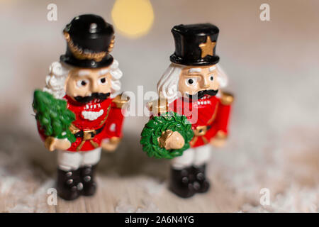 Die dekorativen Weihnachts-themed Figuren. Weihnachten Spielzeug Soldaten aus einem Nussknacker Märchen. Weihnachtsdekoration. Festliches Dekor, warme bokeh Licht Stockfoto