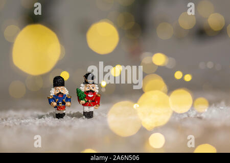 Die dekorativen Weihnachts-themed Figuren. Weihnachten Spielzeug Soldaten aus einem Nussknacker Märchen. Weihnachtsdekoration. Festliches Dekor, warme bokeh Licht Stockfoto