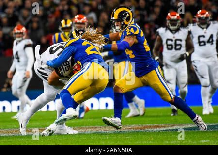 London, Großbritannien. 27. Oktober 2019. Bengals Tight End, Tyler Eifert (85) wird von Rams Sicherheit, Marqui Christian (26), Widder, Sicherheit, Taylor Rapp (24) Während der NFL Spiel Cincinnati Bengals v Los Angeles Rams im Wembley Stadium, Spiel 3 der NFL in diesem Jahr London Spiele in Angriff genommen. Endstand Bengals 10 Widder 24. Credit: Stephen Chung/Alamy leben Nachrichten Stockfoto