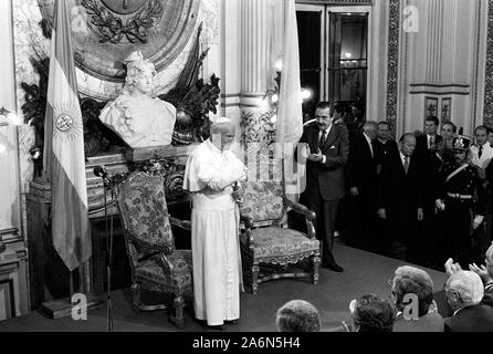 Papst Johannes Pauls II. in der argentinischen Regierung Haus nach erhalten der Präsident Raul Alfonsin (April 1987) Stockfoto
