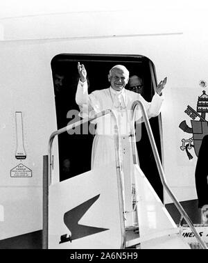 Papst Johannes Pauls II. grüßt aus dem Flugzeug, Ankunft in Buenos Aires, Argentinien Stockfoto