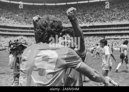 Diego Maradona und Oscar Ruggieri feiert die WM in Mexiko 1986 Stockfoto