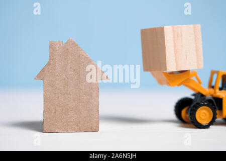 Abstrakte Pappe Haus neben Geräte. Das Konzept der Baubeginn. Close Up. Stockfoto