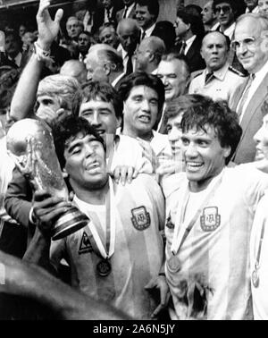 Diego Maradona feiert die WM in Mexiko 1986, mit der Trophäe in der Hand Stockfoto