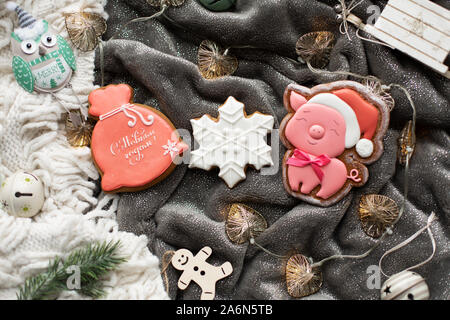 Weihnachten hausgemachte Lebkuchen cookies und Weihnachtsschmuck. Gemütliche festliche Atmosphäre. Stockfoto
