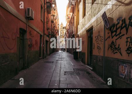 CAGLIARI, Italien / Oktober 2019: Das Leben auf der Straße in der Altstadt Stockfoto