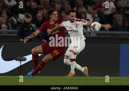 Rom, Italien. 28 Okt, 2019. Rom, Italien, 27. Oktober: Nicolo Zaniolo (Rom) und Hakan Calhanoglu (Mailand) im Wettbewerb um die Kugel während der Serie ein Match zwischen AS Rom und AC Mailand im Stadio Olimpico am 27. Oktober 2019 in Rom, Italien. Während der 9. Runde der Campionato Italiano di Serie A AS Rom beat AC Mailand durch 2-1 (Foto von Giuseppe Fama/Pacific Press) Quelle: Pacific Press Agency/Alamy leben Nachrichten Stockfoto