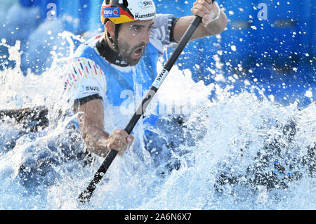 Tokio, Japan. 27 Okt, 2019. Sieger Aigner Hannes in Deutschland schlachten das Wasser während der Männer Kajak Konkurrenz an Kasai Kanuslalom Center in Tokyo, Japan, am Sonntag, den 27. Oktober 2019. Foto: Ramiro Agustin Vargas Tabares Credit: Ramiro Agustin Vargas Tabares/ZUMA Draht/Alamy leben Nachrichten Stockfoto