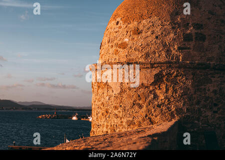 ALGHERO, Italien / Oktober 2019: Sonnenuntergang über der alten Befestigungsanlagen Stockfoto