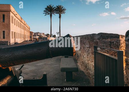 ALGHERO, Italien / Oktober 2019: Sonnenuntergang über der alten Befestigungsanlagen Stockfoto