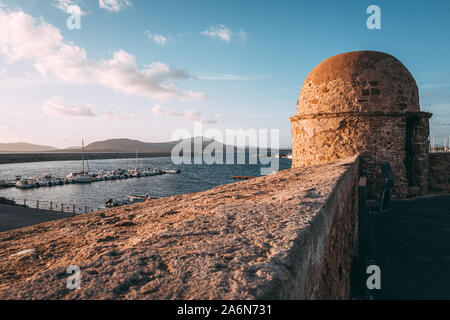 ALGHERO, Italien / Oktober 2019: Sonnenuntergang über der alten Befestigungsanlagen Stockfoto