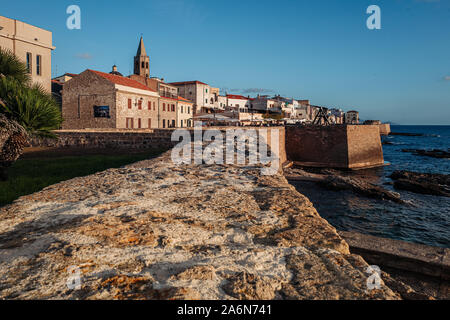 ALGHERO, Italien / Oktober 2019: Sonnenuntergang über der alten Befestigungsanlagen Stockfoto