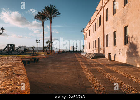 ALGHERO, Italien / Oktober 2019: Sonnenuntergang über der alten Befestigungsanlagen Stockfoto