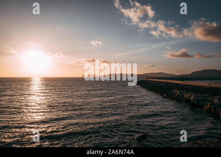 ALGHERO, Italien / Oktober 2019: Sonnenuntergang über der alten Befestigungsanlagen Stockfoto