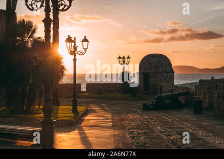 ALGHERO, Italien / Oktober 2019: Sonnenuntergang über der alten Befestigungsanlagen Stockfoto