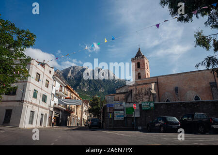 OLIENA, Sardinien/OKTOBER 2019: Zentrum des Dorfes mit Blick auf die Berge des Gennargentu Stockfoto