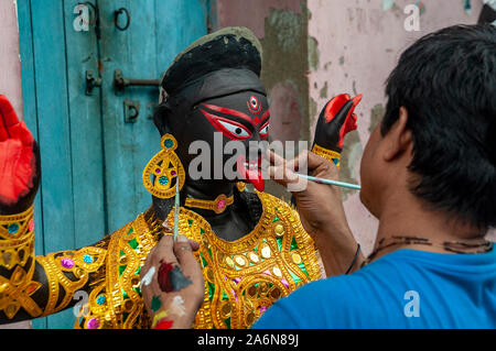 Kolkata, Indien. 26 Okt, 2019. Einige Momente der Göttin Kali mit einigen übernatürlichen Zeichen aus der hinduistischen Mythologie für die Dekoration bei kalipujo/Diwali während des Festival des Lichts. (Foto durch Amlan Biswas/Pacific Press) Quelle: Pacific Press Agency/Alamy leben Nachrichten Stockfoto