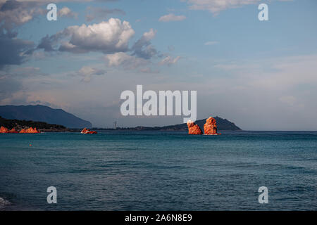 Der wunderbare Strand von Cea mit roten Felsen in Ogliastra, Sardinien Stockfoto