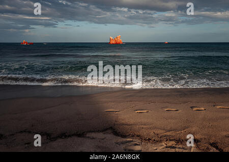 Der wunderbare Strand von Cea mit roten Felsen in Ogliastra, Sardinien Stockfoto