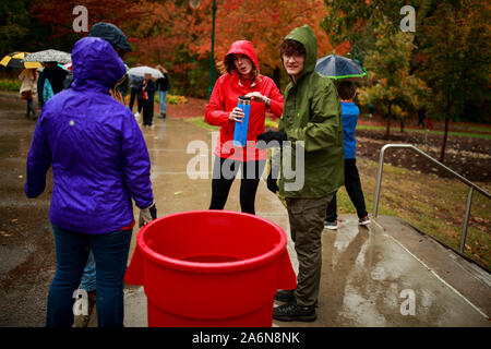 Indiana University Studenten aus der Erde und atmosphärischen Wissenschaften Abteilung bereiten Sie eine "Volcano" Demonstration vor der Schüler während der Wissenschaft Fest in I.E., Samstag, Oktober 26, 2019 in Bloomington, Ind (Foto von Jeremy Hogan/Die Bloomingtonian) Stockfoto