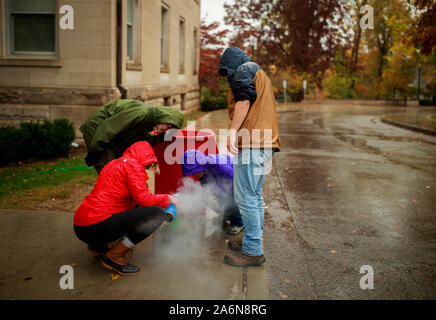 Indiana University Studenten aus der Erde und atmosphärischen Wissenschaften Abteilung bereiten Sie eine "Volcano" Demonstration vor der Schüler während der Wissenschaft Fest in I.E., Samstag, Oktober 26, 2019 in Bloomington, Ind (Foto von Jeremy Hogan/Die Bloomingtonian) Stockfoto