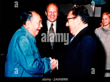 Präsident Gerald Ford und Tochter Susan zusehen, wie Außenminister Henry Kissinger schüttelt Hände mit Mao Tse-Tung - Dezember 2, 1975 Stockfoto