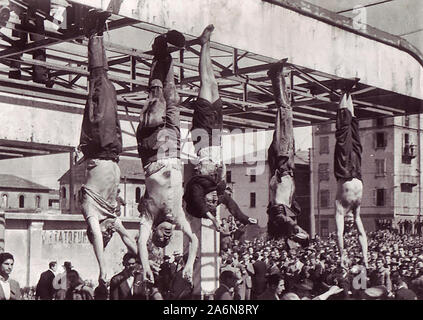 Die Leiche von Benito Mussolini neben seiner Maitresse Claretta Petacci und denen der anderen ausgeführt, Faschisten, ausgestellt in Mailand am 29. April 1945, an der Piazzale Loreto, dem gleichen Ort, der die Faschisten die Körper von 15 Mailänder Zivilisten ein Jahr zuvor, nachdem ihre Ausführung in der Vergeltung für den Widerstand Aktivität angezeigt hatten. Das Foto ist von Vincenzo Carrese. 29. April 1945 Stockfoto