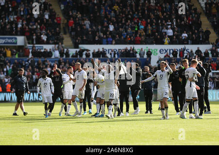 Swansea, Großbritannien. 27 Okt, 2019. Swansea City Spieler und Mitarbeiter feiern nach dem Spiel. EFL Skybet Meisterschaft übereinstimmen, Swansea City v Cardiff City in der Liberty Stadium in Swansea, Südwales am Sonntag, den 27. Oktober 2019. Dieses Bild dürfen nur für redaktionelle Zwecke verwendet werden. Nur die redaktionelle Nutzung, eine Lizenz für die gewerbliche Nutzung erforderlich. Keine Verwendung in Wetten, Spiele oder einer einzelnen Verein/Liga/player Publikationen. pic von Andrew Obstgarten/Andrew Orchard sport Fotografie/Alamy Live news Credit: Andrew Orchard sport Fotografie/Alamy leben Nachrichten Stockfoto