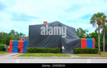 Tented großes zweistöckiges Haus mit Palmen im Hof, der behandelt wird, zu töten, Termiten und anderen Bugs auch als strukturelle Begasung bekannt. Stockfoto