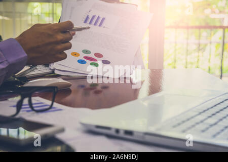 Geschäftsmann oder Buchhalter Arbeiten am Rechner geschäftlicher Daten Konzept zu berechnen. Buchhaltung, Berater Beratung investment Situation auf dem financia Stockfoto