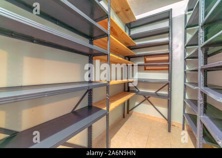 Innere eines kleinen leeren Schrank mit Metall und Holz Regale für Kleidung Stockfoto
