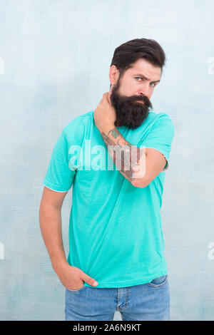 Dies ist, was der Mensch will. Bärtiger Mann. Hipster isoliert auf Weiss. Kaukasische Mann mit langen Schnurrbart und Bart Haar. Brutaler Mann mit modischen Haarschnitt im lässigen Stil. Stockfoto