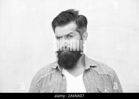 Erhielt zu rasieren. Männliche lässige Mode Stil. Jeansoptik. Reifen Hipster mit Bart. Friseur kümmern. brutale Hipster mit Schnurrbart. emittieren Vertrauen. barbershop Professional. Bärtiger Mann ernsthaft abgestimmt. Stockfoto