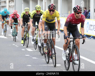 Saitama, Japan. 27 Okt, 2019. Tour de France champion Kolumbianischen Radfahrer Egan Bernal (2. R) von Team Ineos Geschwindigkeiten an der Tour de France in Saitama Saitama Criterium, Vorort von Tokio am Sonntag, 27. Oktober 2019. Japanische Radfahrer Yukiya Arashiro von Bahrain Merida gewinnt die 59,5 km Rennen während Bernal die Zweite beendete. Credit: Yoshio Tsunoda/LBA/Alamy leben Nachrichten Stockfoto