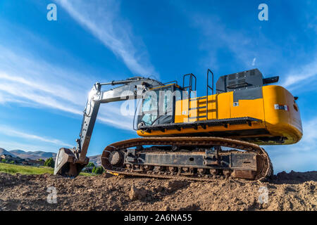 Gelber Bagger mit lückenloser Gleise graben Boden auf einer Baustelle Stockfoto